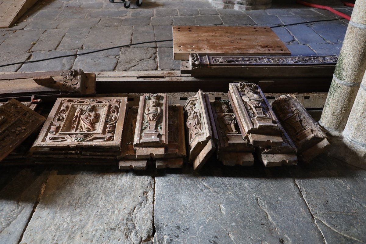 Travaux à la chapelle Saint-Herbot, épisode 1 : l’enlèvement du chancel et des stalles