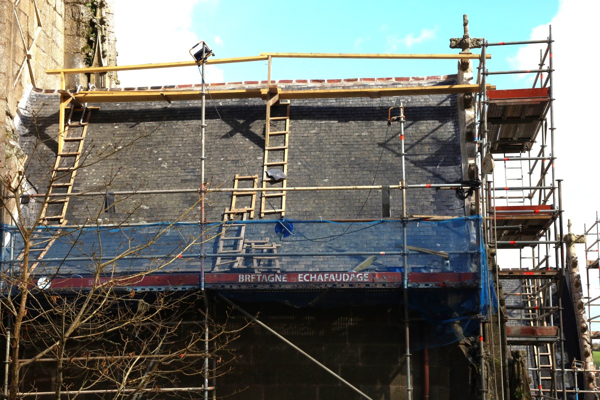 Travaux à la chapelle Saint-Herbot, épisode 2 : couverture et maçonnerie